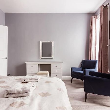 4 Bedroom House, 2 Min Walk From Station Londra Exterior foto