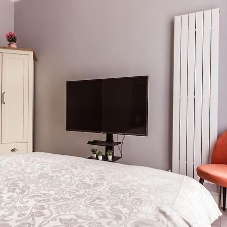 4 Bedroom House, 2 Min Walk From Station Londra Exterior foto