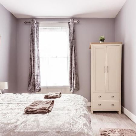 4 Bedroom House, 2 Min Walk From Station Londra Exterior foto