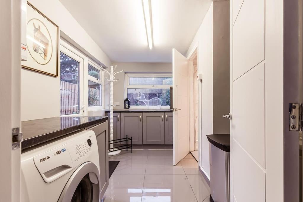 4 Bedroom House, 2 Min Walk From Station Londra Exterior foto