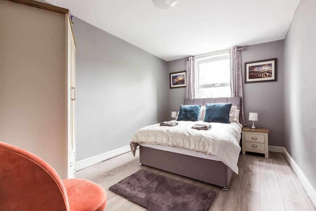 4 Bedroom House, 2 Min Walk From Station Londra Exterior foto