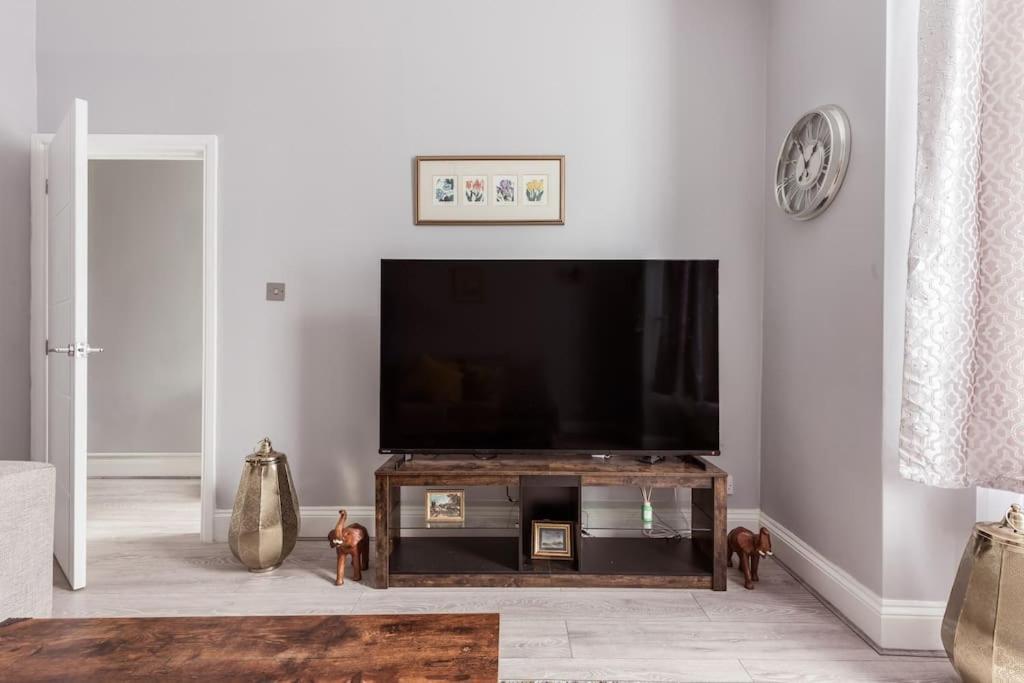 4 Bedroom House, 2 Min Walk From Station Londra Exterior foto