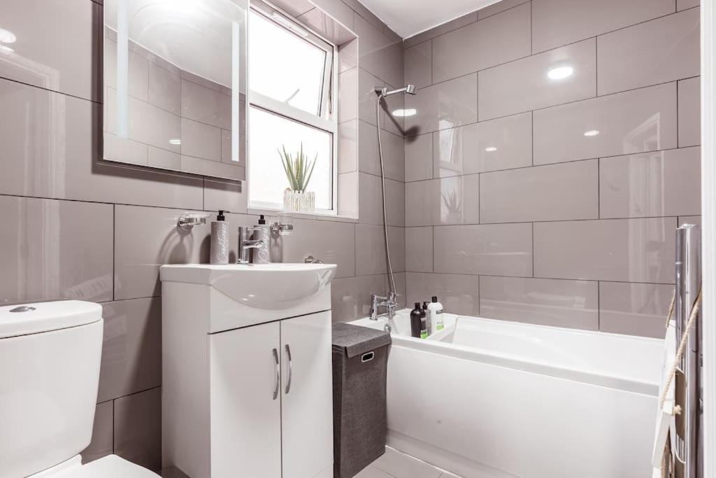 4 Bedroom House, 2 Min Walk From Station Londra Exterior foto