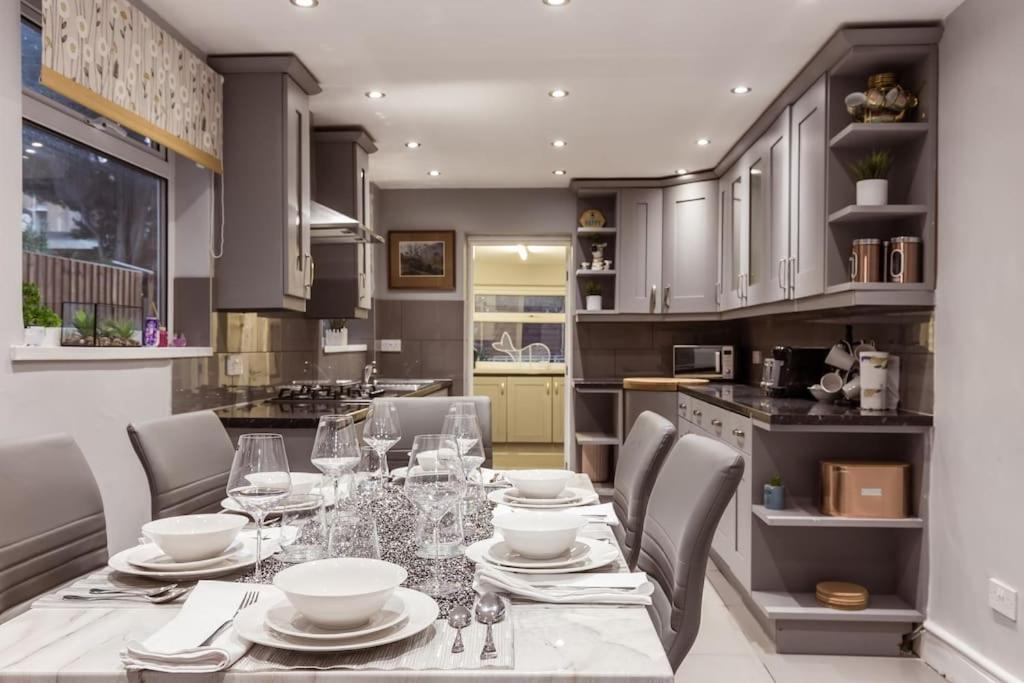 4 Bedroom House, 2 Min Walk From Station Londra Exterior foto