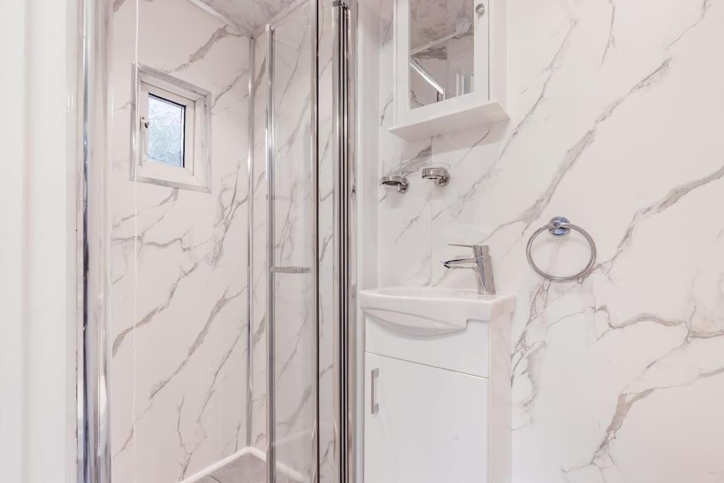 4 Bedroom House, 2 Min Walk From Station Londra Exterior foto