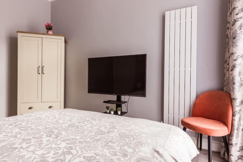 4 Bedroom House, 2 Min Walk From Station Londra Exterior foto