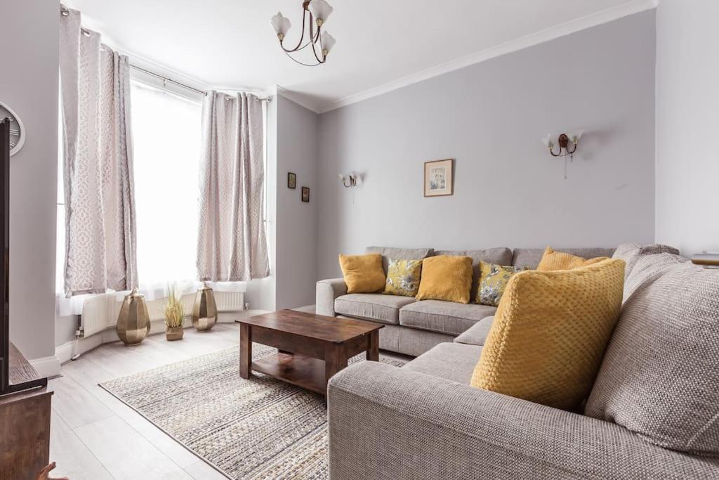 4 Bedroom House, 2 Min Walk From Station Londra Exterior foto