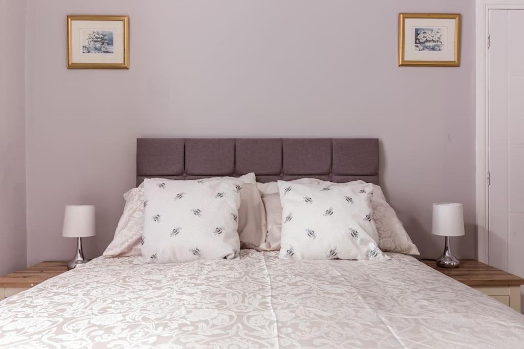 4 Bedroom House, 2 Min Walk From Station Londra Exterior foto