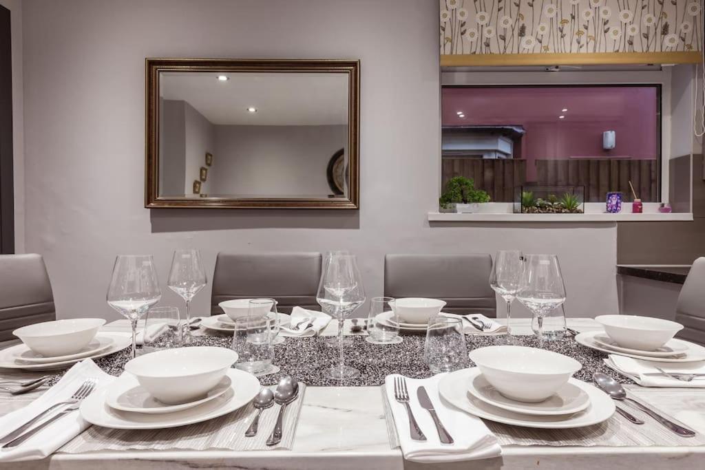 4 Bedroom House, 2 Min Walk From Station Londra Exterior foto