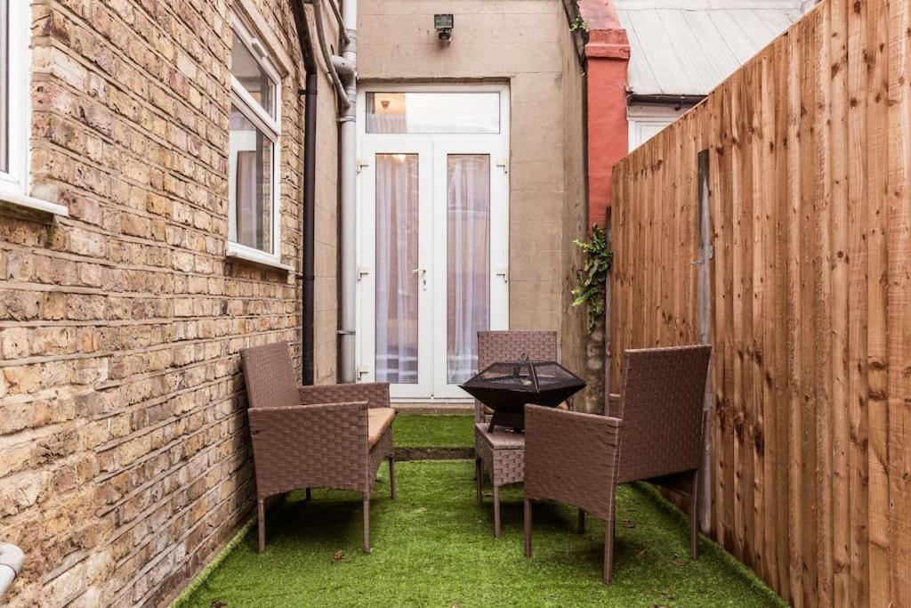 4 Bedroom House, 2 Min Walk From Station Londra Exterior foto