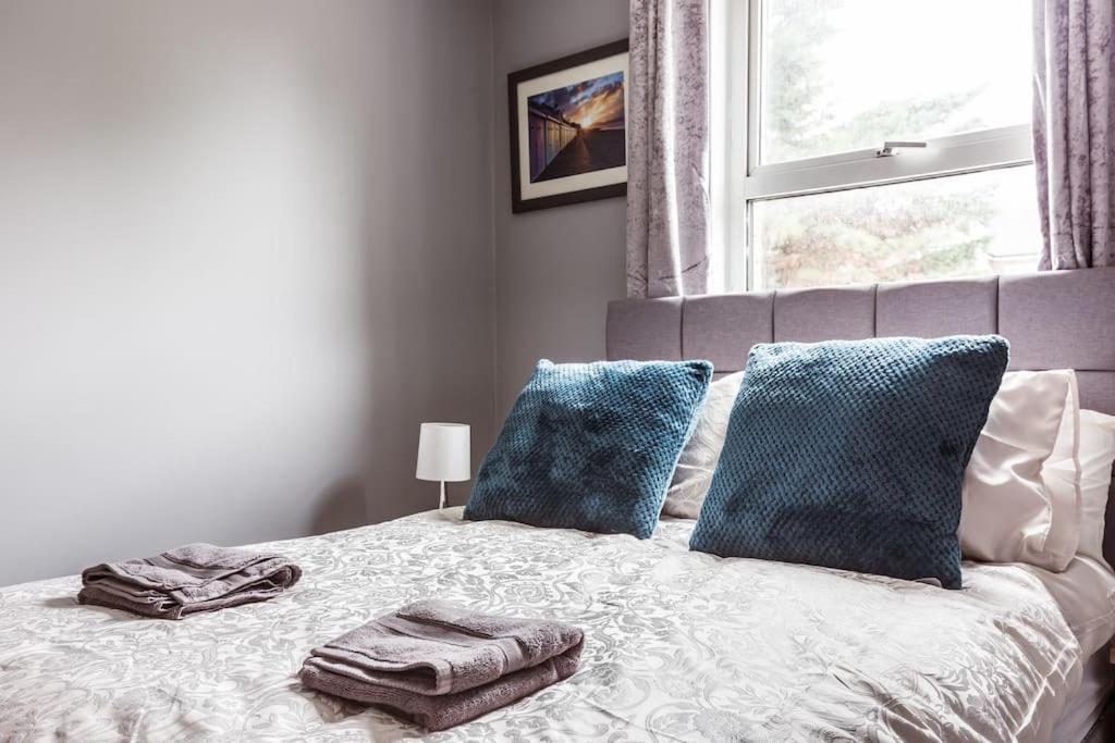 4 Bedroom House, 2 Min Walk From Station Londra Exterior foto