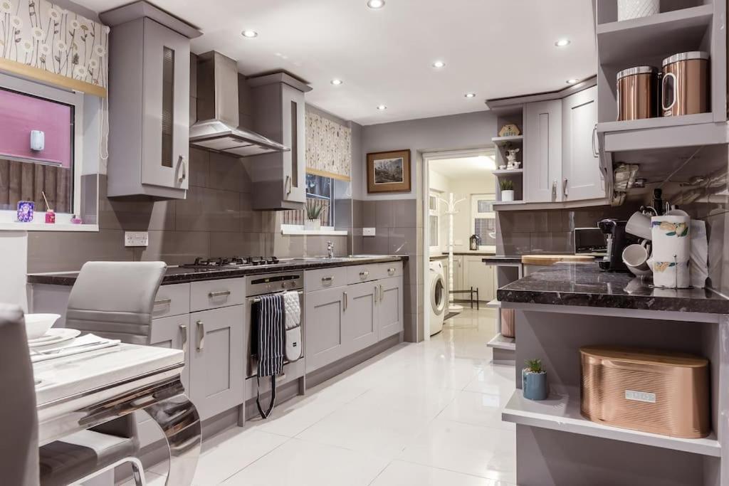 4 Bedroom House, 2 Min Walk From Station Londra Exterior foto