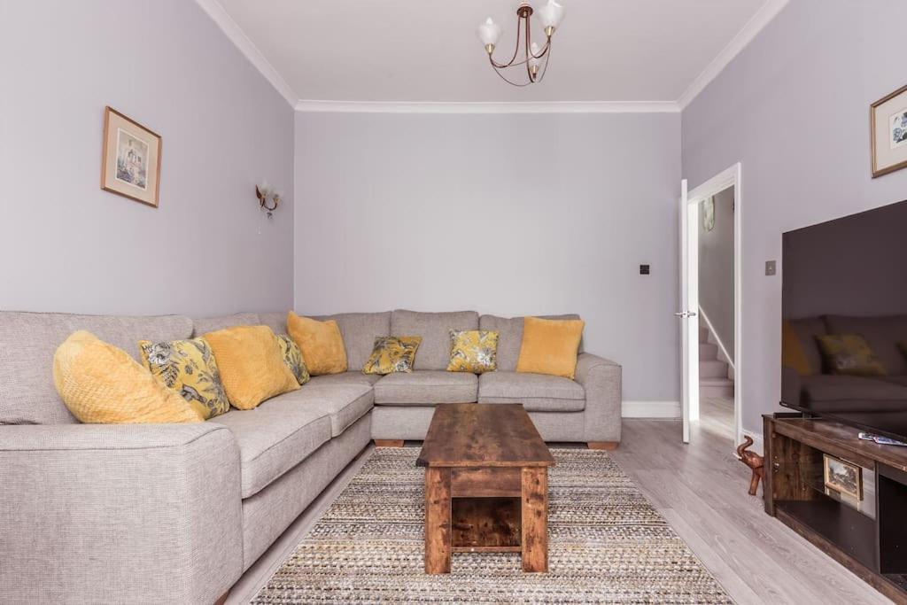 4 Bedroom House, 2 Min Walk From Station Londra Exterior foto