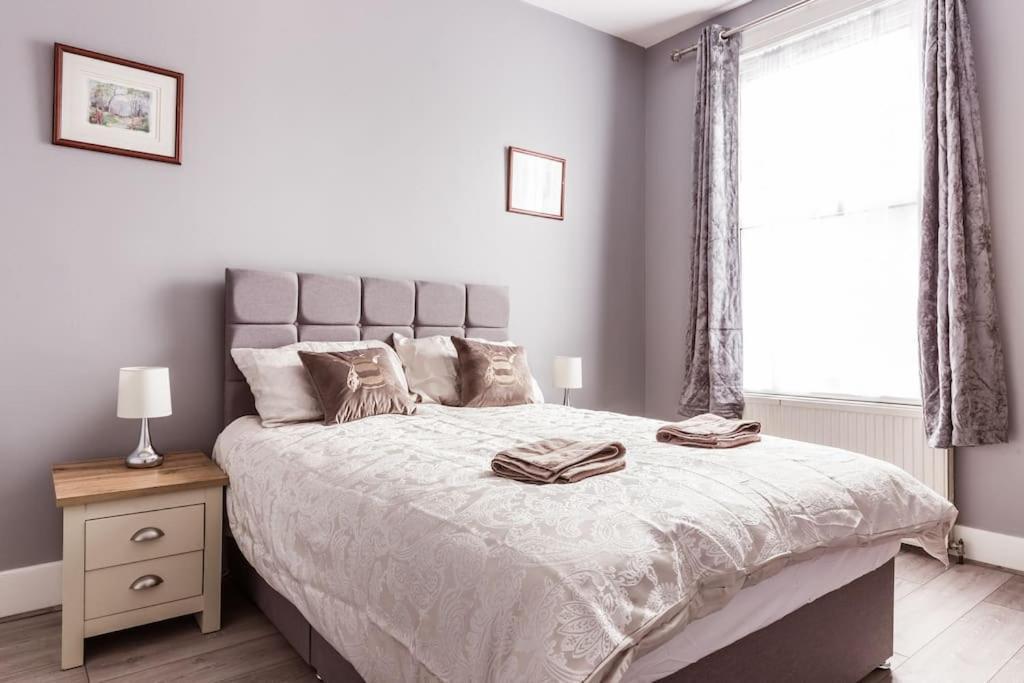 4 Bedroom House, 2 Min Walk From Station Londra Exterior foto