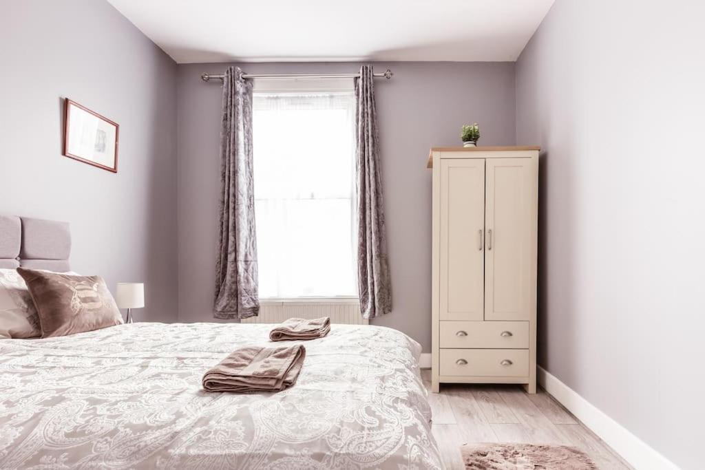 4 Bedroom House, 2 Min Walk From Station Londra Exterior foto