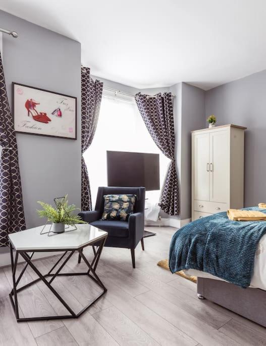 4 Bedroom House, 2 Min Walk From Station Londra Exterior foto