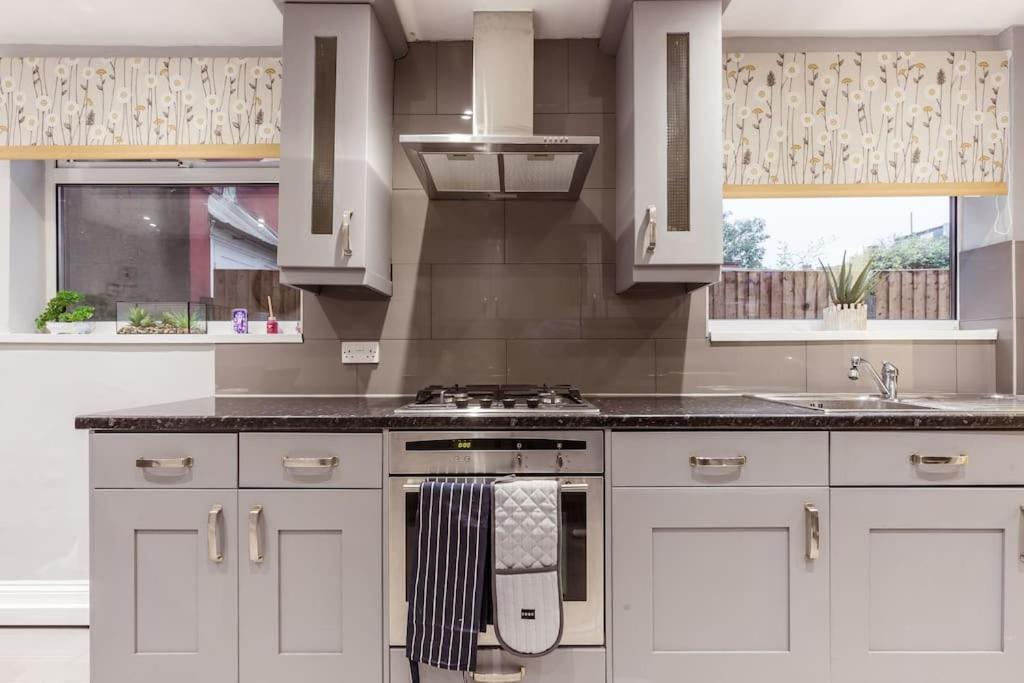 4 Bedroom House, 2 Min Walk From Station Londra Exterior foto