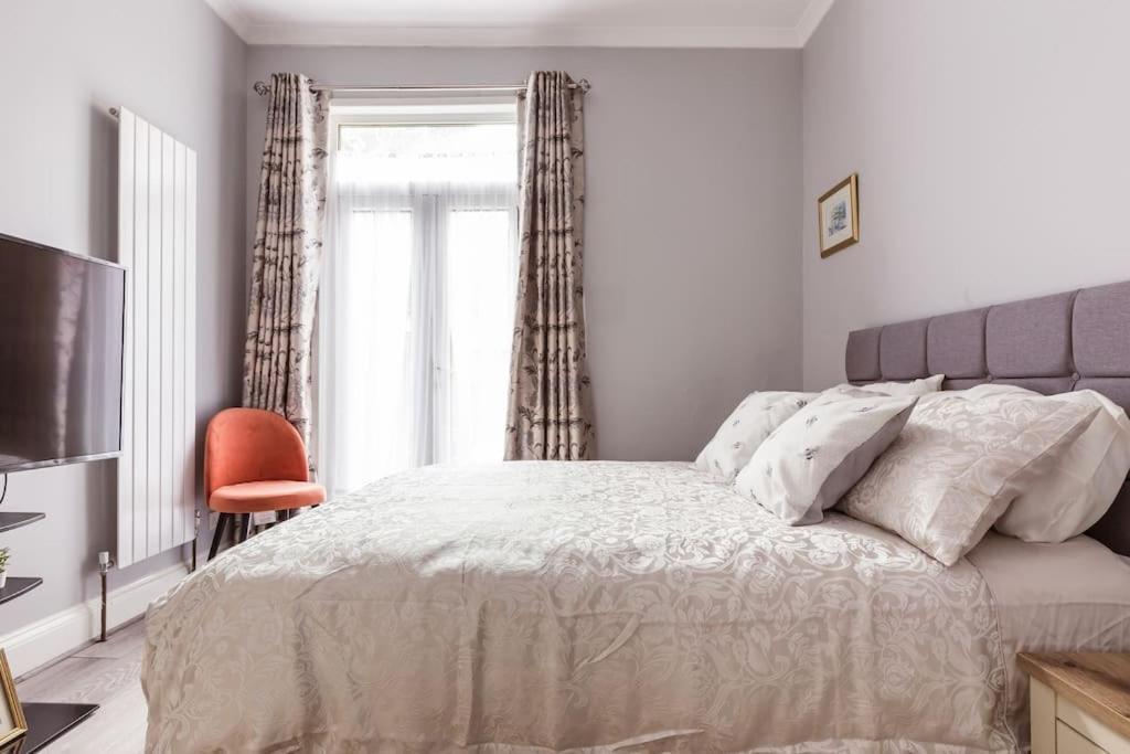 4 Bedroom House, 2 Min Walk From Station Londra Exterior foto