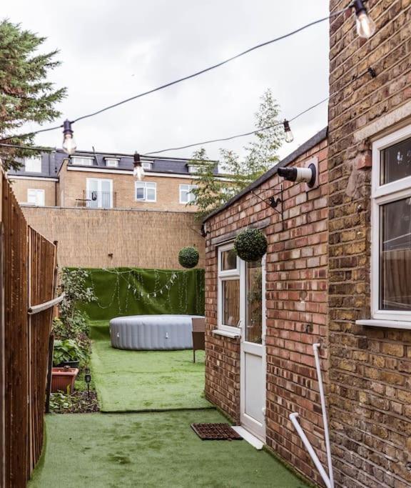 4 Bedroom House, 2 Min Walk From Station Londra Exterior foto