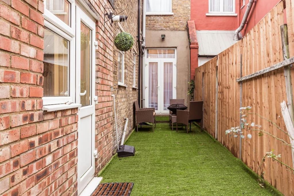 4 Bedroom House, 2 Min Walk From Station Londra Exterior foto