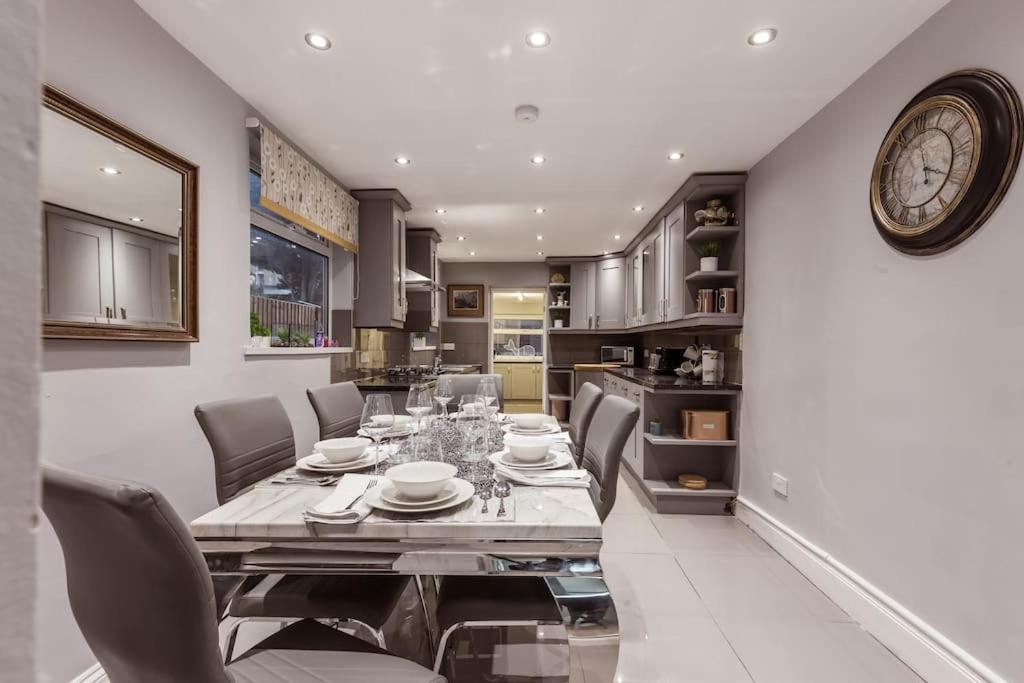 4 Bedroom House, 2 Min Walk From Station Londra Exterior foto