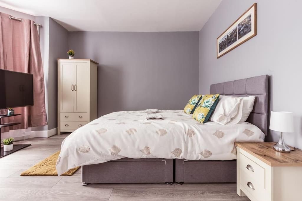 4 Bedroom House, 2 Min Walk From Station Londra Exterior foto