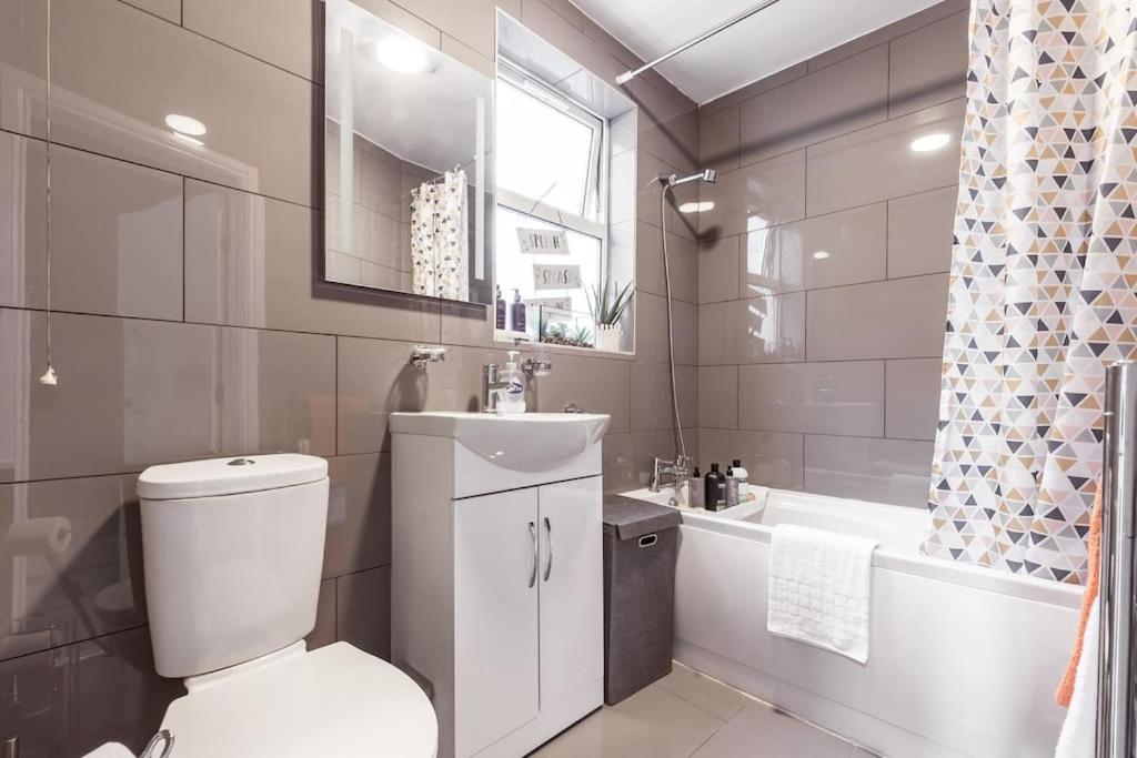 4 Bedroom House, 2 Min Walk From Station Londra Exterior foto