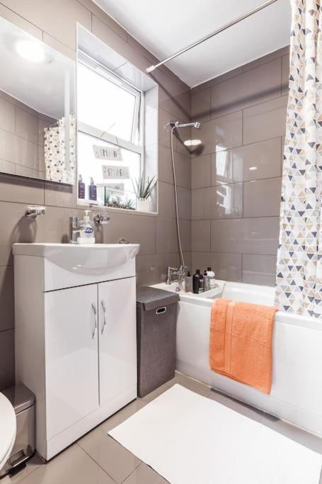 4 Bedroom House, 2 Min Walk From Station Londra Exterior foto