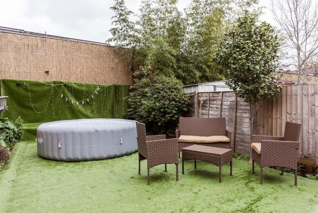 4 Bedroom House, 2 Min Walk From Station Londra Exterior foto