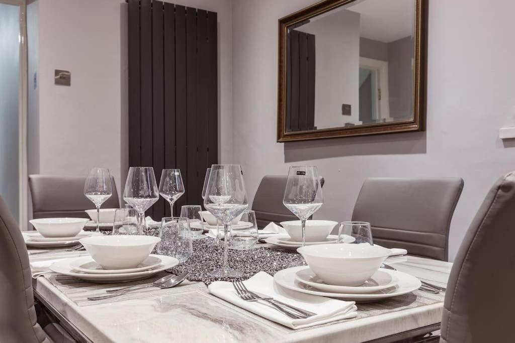 4 Bedroom House, 2 Min Walk From Station Londra Exterior foto