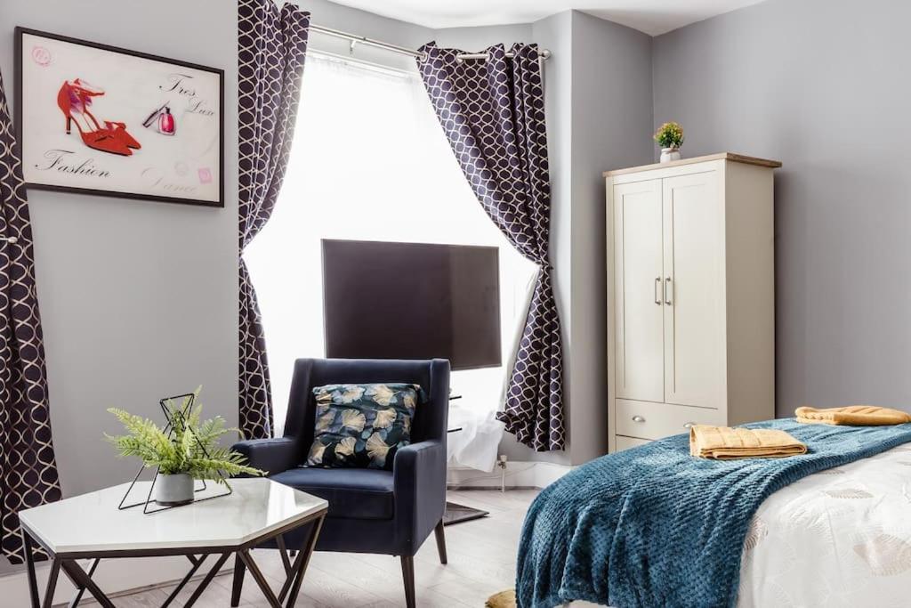 4 Bedroom House, 2 Min Walk From Station Londra Exterior foto